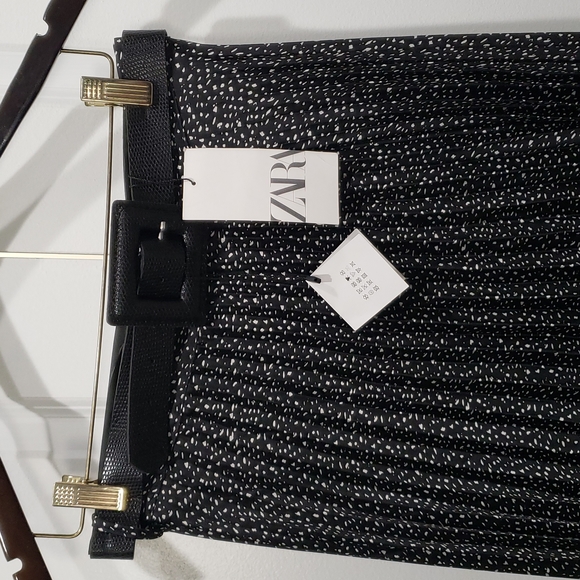Zara pleated skirt. - Picture 2 of 6
